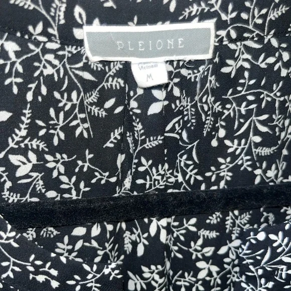 🤎3/$10 Pleione Black and White Floral Blouse Size Medium - Picture 3 of 5